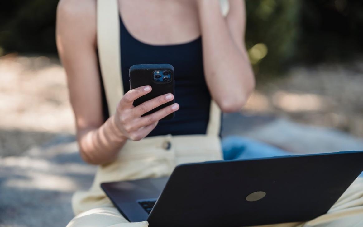 Profesionales desarrollando habilidades empresariales en sesión práctica