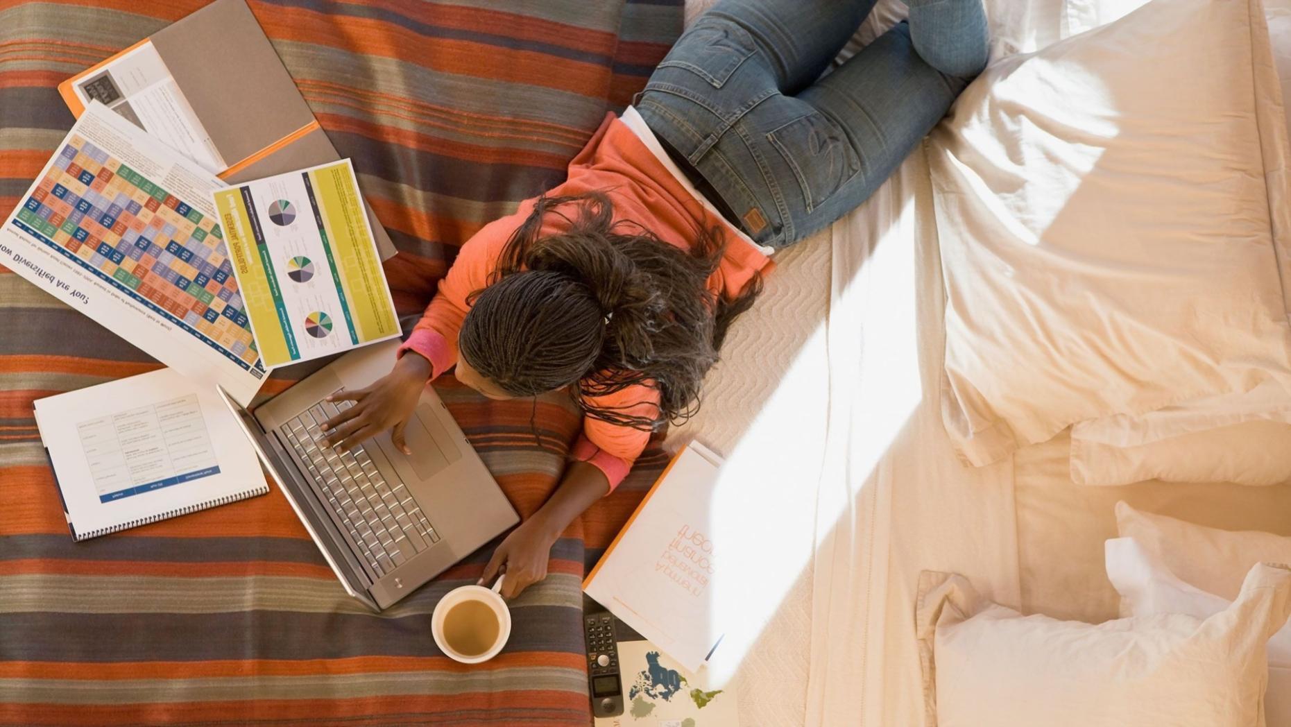 Participantes trabajando en ejercicios prácticos de negocio